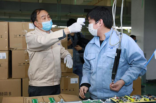 返工人员测量体温