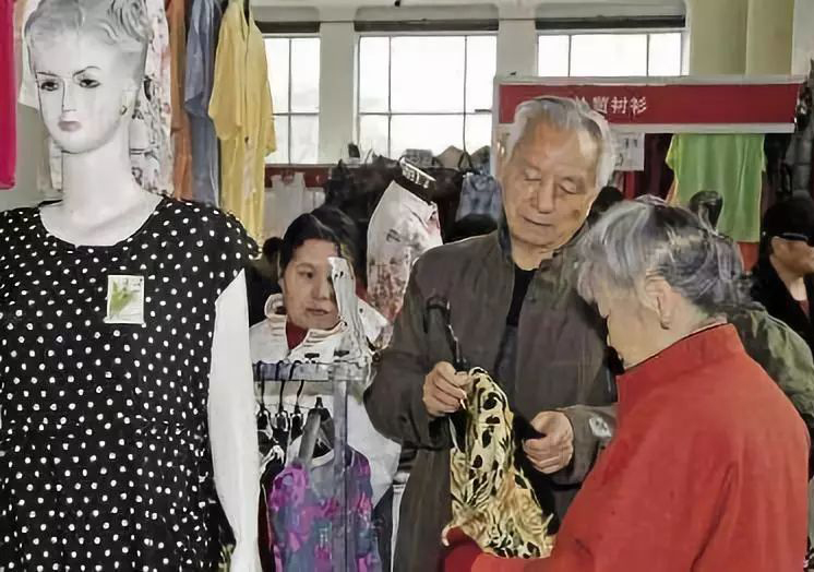 中老年服装市场