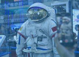 中国自主研制！“飞天”舱外航天服有多炫酷？